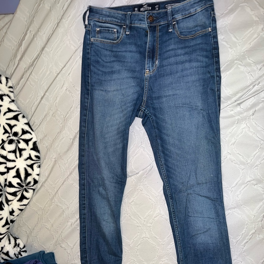 Hollister jeans size 5R never worn.